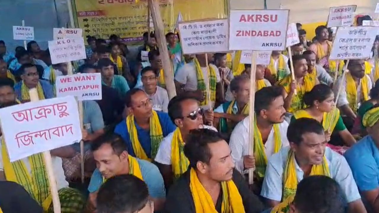 অৱস্থান ধৰ্মঘটত কোচ ৰাজবংশী ছাত্র সন্থাৰ সদস্য-সদস্যাসকলে বিভিন্ন শ্লোগানেৰে উত্তাল কৰে। বিভিন্ন দাবীত ২ ঘণ্টীয়া অৱস্থান ধৰ্মঘট কাৰ্যসূচী গ্ৰহণ কৰে সদৌ কোচ ৰাজবংশী ছাত্র সন্থাই।