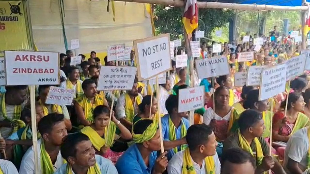 কমতাপুৰ ৰাজ্য পুনৰ গঠন, জনজাতিকৰণকে ধৰি কেইবাটাও দাবীত আজি গুৱাহাটীৰ চচলত কোচ ৰাজবংশী ছাত্ৰ সন্থাৰ অৱস্থান ধৰ্মঘট। ছাত্ৰ সংগঠনটোৱে ৰূপায়ন কৰা এই অৱস্থান ধৰ্মঘটত কাৰ্যসূচীত শতাধিক লোকে অংশগ্ৰহণ কৰে।