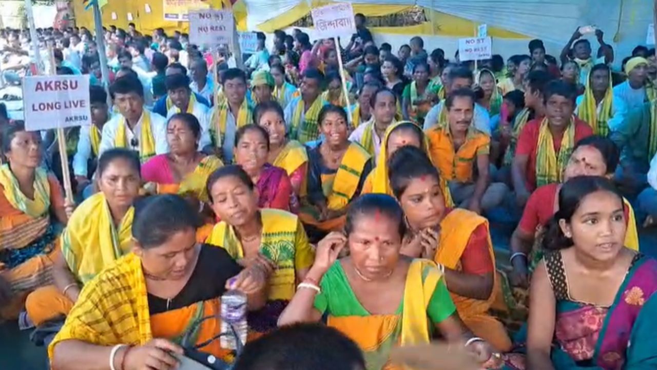 উল্লেখ্য যে, দীৰ্ঘদিনৰ পৰা ঐতিহাসিক পৃথক কমতাপুৰ ৰাজ্য পুনৰ গঠন আৰু জনজাতিকৰণৰ দাবী উত্থাপন কৰি আহিছে কোচ ৰাজবংশীসকলে।