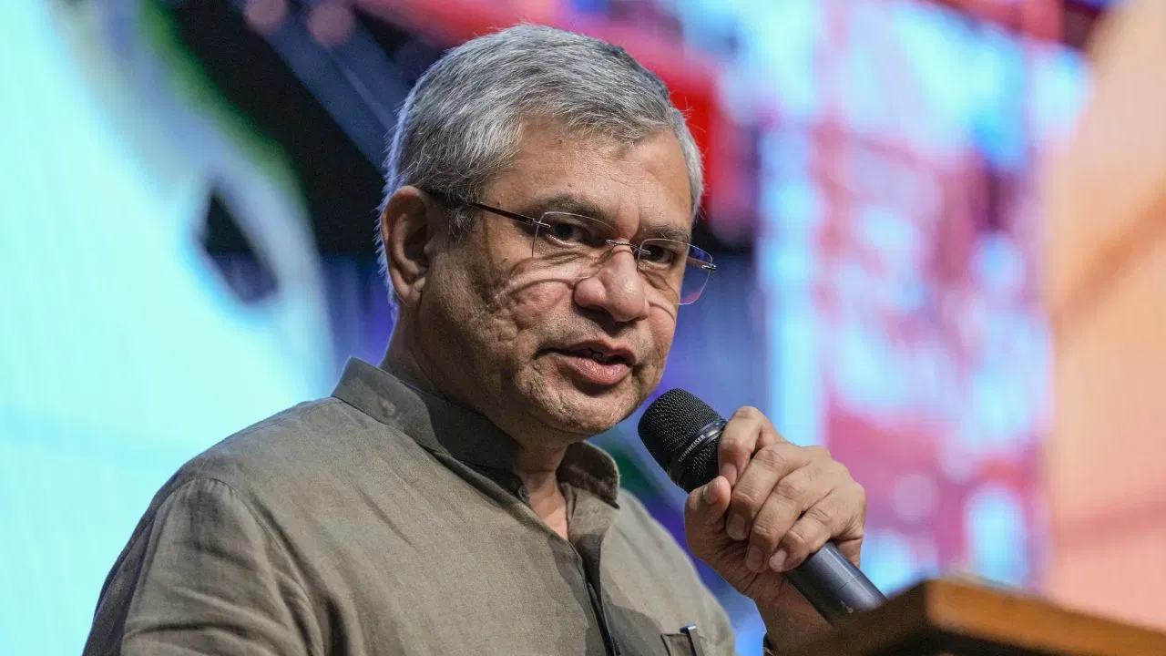 Google, Microsoft নহয়, কেন্দ্ৰীয় মন্ত্ৰী অশ্বিনী বৈষ্ণৱে আৰম্ভ কৰিলে ভাৰতীয় এপ Zoho ৰ ব্যৱহাৰ