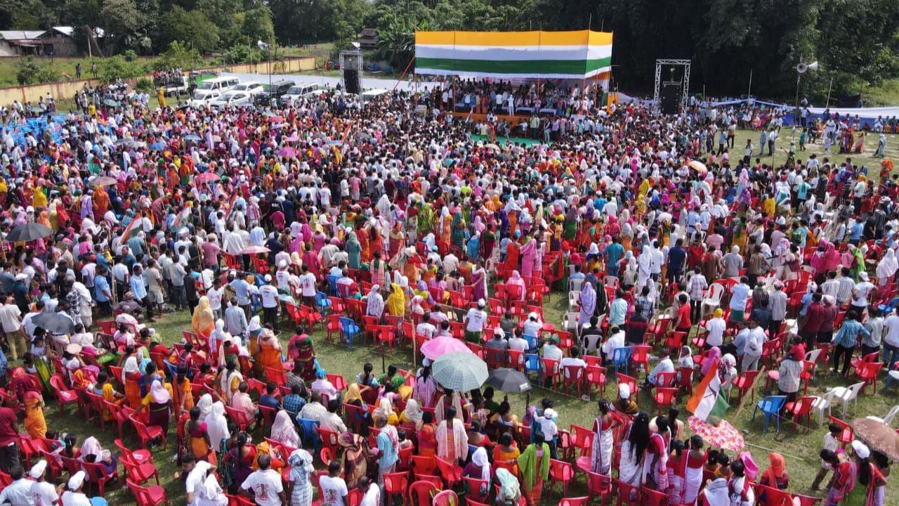 বড়োভূমিত জোৰদাৰ গতিত বলিছে নিৰ্বাচনী বতাহ। এফালে অহা ২২ ছেপ্টেম্বৰত অনুষ্ঠিত হ’বলগা নিৰ্বাচনৰ বাবে প্ৰতিটো ৰাজনৈতিক দলেই সৰ্বশক্তিৰে প্ৰচাৰ অভিযানত নামি পৰিছে। ৰাজনৈতিক আক্ৰমণ-প্ৰত্যাক্ৰমণেৰে মুখৰিত হৈ পৰিছে বড়োভূমি।