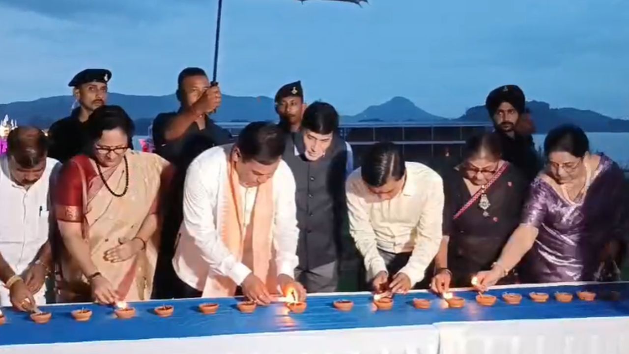 পাণ্ডু পোৰ্ডত অনুষ্ঠিত হোৱা এই অনুষ্ঠানত সোমবাৰে সন্ধিয়া উপস্থিত থাকে কেন্দ্ৰীয় মন্ত্ৰী সৰ্বানন্দ সোণোৱাল। প্ৰতিকূল বতৰকো নেওচি সুধাকণ্ঠৰ জন্ম শতবাৰ্ষিকী কাৰ্যসূচীত উপস্থিত হয় কেন্দ্ৰীয় মন্ত্ৰীগৰাকী। ইয়াৰ পিছতে সৰ্বানন্দ সোণোৱালে ১০০ গছী চাকি জলাই অনুষ্ঠানৰ আৰম্ভণি কৰে।