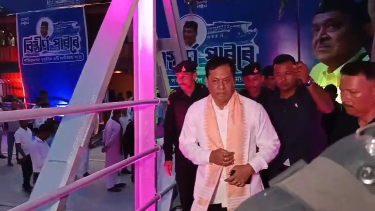 অনুষ্ঠানত উপস্থিত থকা কলা-কুশলীসকলক সম্বৰ্ধনা জনাই কেন্দ্ৰীয় মন্ত্ৰী গৰাকীয়ে। এই অনুষ্ঠানৰ কাৰ্যসূচীত অংশ লোৱাৰ পিছত সংবাদ মাধ্যমৰ আগত বক্তব্য ৰাখি কেন্দ্ৰীয় মন্ত্ৰীগৰাকীয়ে কংগ্ৰেছে ৫৫ বছৰ ৰাজত্ব কৰা স্বত্ত্বেও অসমীয়া জাতিক সন্মান নিদিলে বুলি মন্তব্য কৰে।