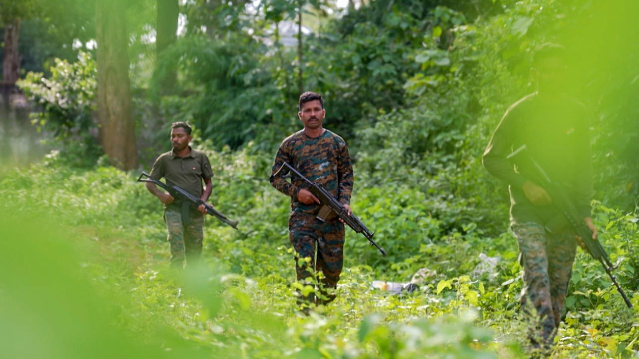 ছত্তীশগড়ত নক্সাল নিৰ্মূল অভিযানত ব্যাপক সাফল্যঃ নিৰাপত্তা বাহিনীৰ অভিযানত নিহত ১০ নক্সালবাদী ছত্তীশগড়ত নক্সাল নিৰ্মূল অভিযানত ব্যাপক সাফল্যঃ নিৰাপত্তা বাহিনীৰ অভিযানত নিহত ১০ নক্সালবাদী