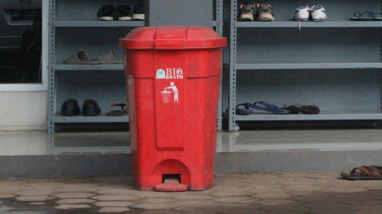 ঘৰৰ কোন দিশত ৰাখিব লাগে ডাষ্টবিন? বাস্তুৱে আগবঢ়াইছে সঠিক পৰামৰ্শ, নামানিলেই বিপদ!
