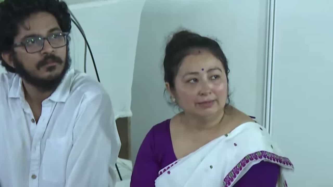 আপোনালোকৰ হাততেই এতিয়া জুবিন থাকিব, তেওঁক জীয়াই ৰাখিব, অনুৰাগীক উদ্দেশ্যি গৰিমা গাৰ্গৰ আৱেগিক বাৰ্তা... আপোনালোকৰ হাততেই এতিয়া জুবিন থাকিব, তেওঁক জীয়াই ৰাখিব, অনুৰাগীক উদ্দেশ্যি গৰিমা গাৰ্গৰ আৱেগিক বাৰ্তা...