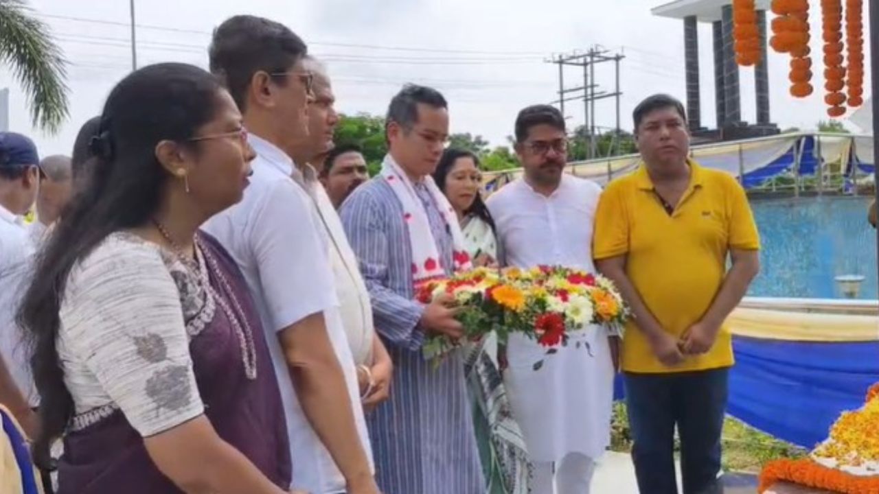 তেওঁ কয়, "আমি ৰাজনীতিৰ জৰিয়তে ব্যক্তিগত স্বাৰ্থ নহয়, এখন বৰ অসমৰ কল্পনা কৰো ৷ সেইখন বৰ অসমৰ কথা ভূপেন হাজৰিকাই গীতৰ জৰিয়তে কৈ গৈছে।"