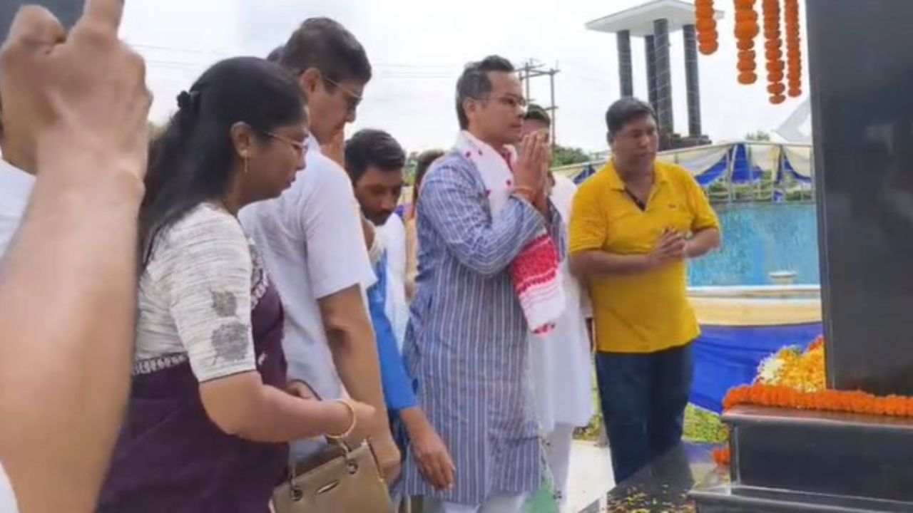 সমাধিস্থলত উপস্থিত হৈ গৌৰৱ গগৈয়ে কয়," প্ৰতিগৰাকী ৰাজনীতিকে ভূপেন হাজৰিকাৰ পৰা শিকিবলগা আছে। ভূপেন হাজৰিকা আমাৰ মাজত সদায় থাকিব ৷ ভূপেন হাজৰিকা এজন আইকন, এজন লিজেণ্ড। ভূপেন হাজৰিকা অসমীয়া সংস্কৃতিৰ আতাইতকৈ বেষ্ট এম্বেছাদৰ।"