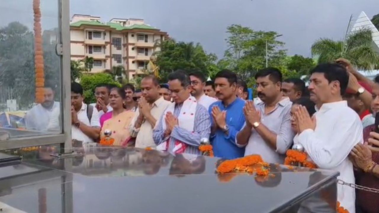 প্ৰধানমন্ত্ৰী নৰেন্দ্ৰ মোদীৰ পৰা আৰম্ভ কৰি মুখ্যমন্ত্ৰী হিমন্ত বিশ্ব শৰ্মা সকলোৱে সুধাকণ্ঠৰ জন্মদিনত শ্ৰদ্ধা জনাইছে। পুৱাই ভূপেন হাজৰিকাৰ সমাধিস্থলত উপস্থিত হৈ শ্ৰদ্ধাঞ্জলি জনালে প্ৰদেশ কংগ্ৰেছৰ সভাপতি গৌৰৱ গগৈয়ে। গৌৰৱ গগৈক সংগ দিলে বিধায়ক ৰেকিবুদ্দিন আহমেদ, নন্দিতা দাসে।