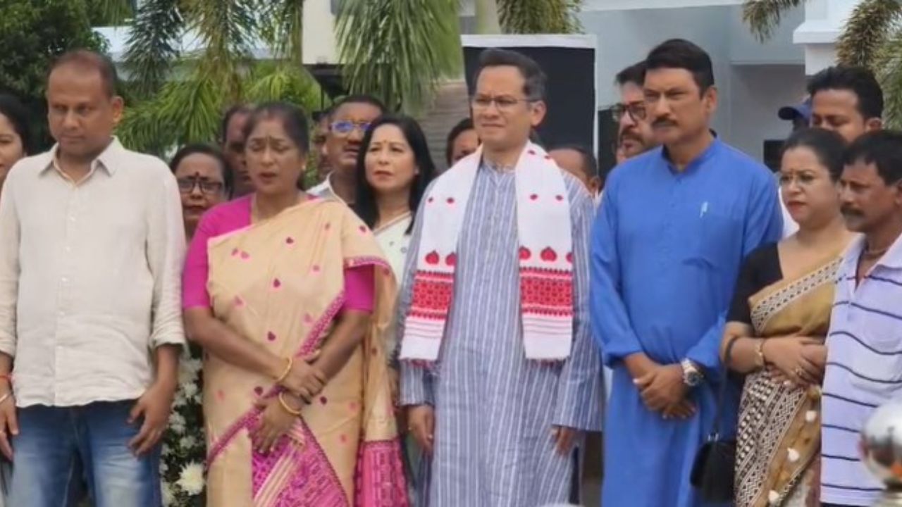 আজি সুধাকণ্ঠ ড° ভূপেন হাজৰিকাৰ আজি ওপজা দিন। অসমীয়া সমাজ–সংস্কৃতিক মহীয়ান কৰি তোলা গণশিল্পীগৰাকীৰ ওপজা দিনটোত আজি সৰ্বত্ৰে গুঞ্জৰিত হৈছে ‘ভূপেন দা’ৰ গুণগান।