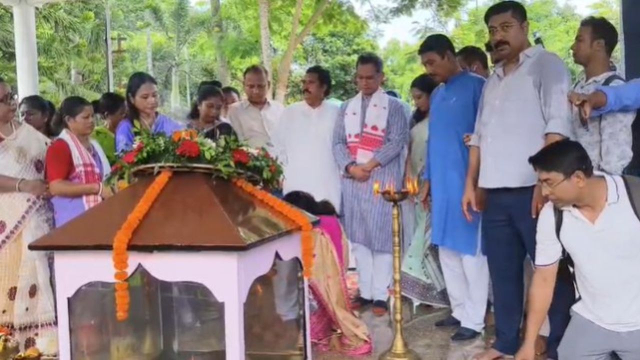 সকলো গুণমুগ্ধই আজি এই মহান শিল্পীগৰাকীক শ্ৰদ্ধাৰে সুঁৱৰিছে। ইফালে মহানগৰীৰ খানাপাৰাস্থিত পশু চিকিৎসালয়ৰ খেলপথাৰত আজিৰ পৰা বছৰজোৰা কাৰ্যসূচীৰে উদযাপন কৰা হৈছে ভূপেন হাজৰিকাৰ জন্ম শতবাৰ্ষিকী অনুষ্ঠান।
