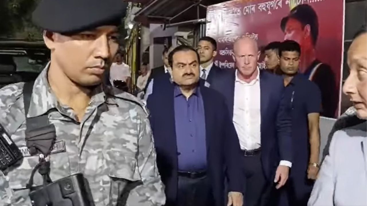 ইয়াৰ মাজতে জুবিন গাৰ্গৰ বাসগৃহত পুত্ৰসহ উপস্থিত বিশিষ্ট উদ্যোগপতি গৌতম আদানী। জুবিন গাৰ্গৰ পৰিয়ালক সমবেদনা যাঁচিলে গৌতম আদানী আৰু পুত্ৰ জিত আদানীয়ে।
