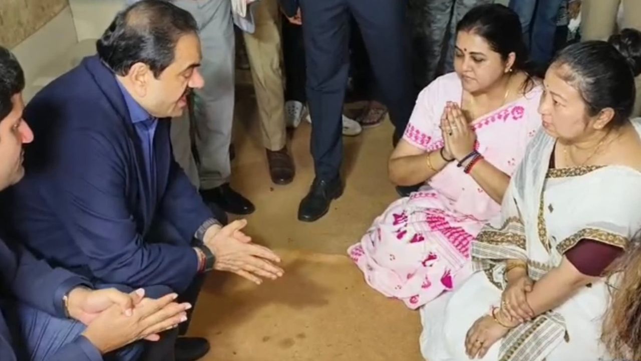 জুবিনৰ পত্নী গৰিমা শইকীয়া গাৰ্গৰ সৈতে কথাও পাতিলে গৌতম আদানীয়ে। জুবিনৰ পৰিয়ালৰ দুখৰ সমভাগী হ'ল গৌতম আদানী।