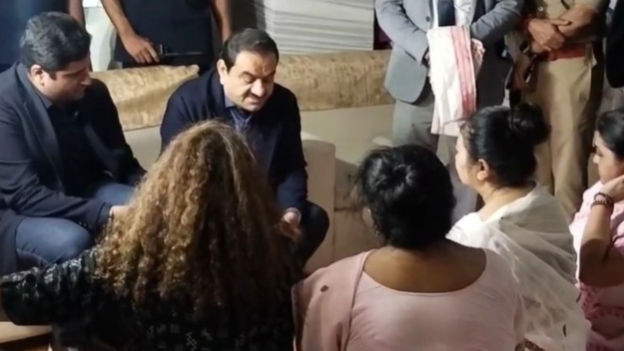 কাহিলীপাৰা বাসগৃহত উপস্থিত হৈ জুবিন গাৰ্গৰক শ্ৰদ্ধাঞ্জলি জনাই আদানীয়ে। জুবিনৰ পত্নী গৰিমা গাৰ্গ আৰু পৰিয়ালৰ লোকৰ সৈতে সময় কটায়। সমবেদনা জ্ঞাপন কৰাৰ লগতে বিভিন্ন কথা আলোচনা কৰে।