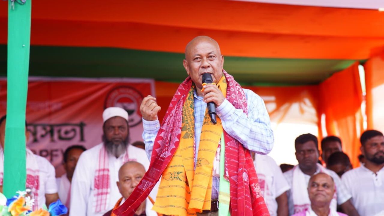 ইফালে ইউপিপিএলৰ মুৰব্বী প্ৰমোদ বড়োৰ সম্পত্তি সন্দৰ্ভতো আজি বিপিএফ মুৰব্বীগৰাকীয়ে এক গুৰুত্বপূৰ্ণ মন্তব্য কৰে। প্ৰমোদ বড়োৱে সম্পত্তিৰ সম্পূৰ্ণ তালিকা প্ৰকাশ নকৰা বুলি অভিযোগ কৰি হাগ্ৰামা মহিলাৰীয়ে প্ৰমোদ বড়োৰ ওপৰত আজি কেছ দিব বুলি হুংকাৰ দিয়ে।