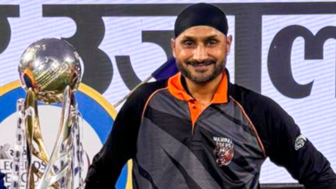 এই ভিডিঅ’টো যি ধৰণে প্ৰকাশ কৰা হৈছে, সেয়া ভুল বুলি অভিহিত কৰে হৰভজন সিঙে। এনে কাম কৰিব নালাগিছিল বুলি উল্লেখ কৰি হৰভজনে লগতে স্বাৰ্থপৰ কাৰণত এই কাম কৰা হৈছে বুলিও দাবী কৰে। “১৮ বছৰ পূৰ্বে এই ঘটনা ঘটিছিল, মানুহে পাহৰি যোৱা এই ঘটনাক এতিয়া পুনৰ সোঁৱৰাই দিয়া হৈছে।”- এইদৰে কয় হৰভজন সিঙে।