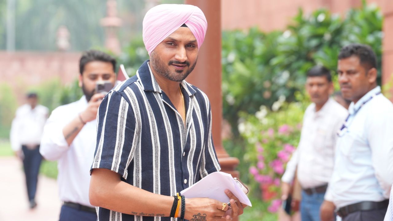 ২০০৮ চনত আৰম্ভ হৈছিল বিশ্ব ক্ৰিকেটৰ আটাইতকৈ জনপ্ৰিয় তথা ধনৱন্ত লীগ আই পি এল। প্ৰতিযোগিতাৰ প্ৰথম সংস্কৰণত ক্ৰিকেট বিশ্ব সাক্ষী হৈছিল বহু ৰোমাঞ্চকৰ অভিজ্ঞতা। এই সংস্কৰণতে হৰভজন সিং আৰু এছ শ্ৰীসন্থৰ মাজৰ এক বিতৰ্কই জোকাৰে ক্ৰিকেট বিশ্ব।