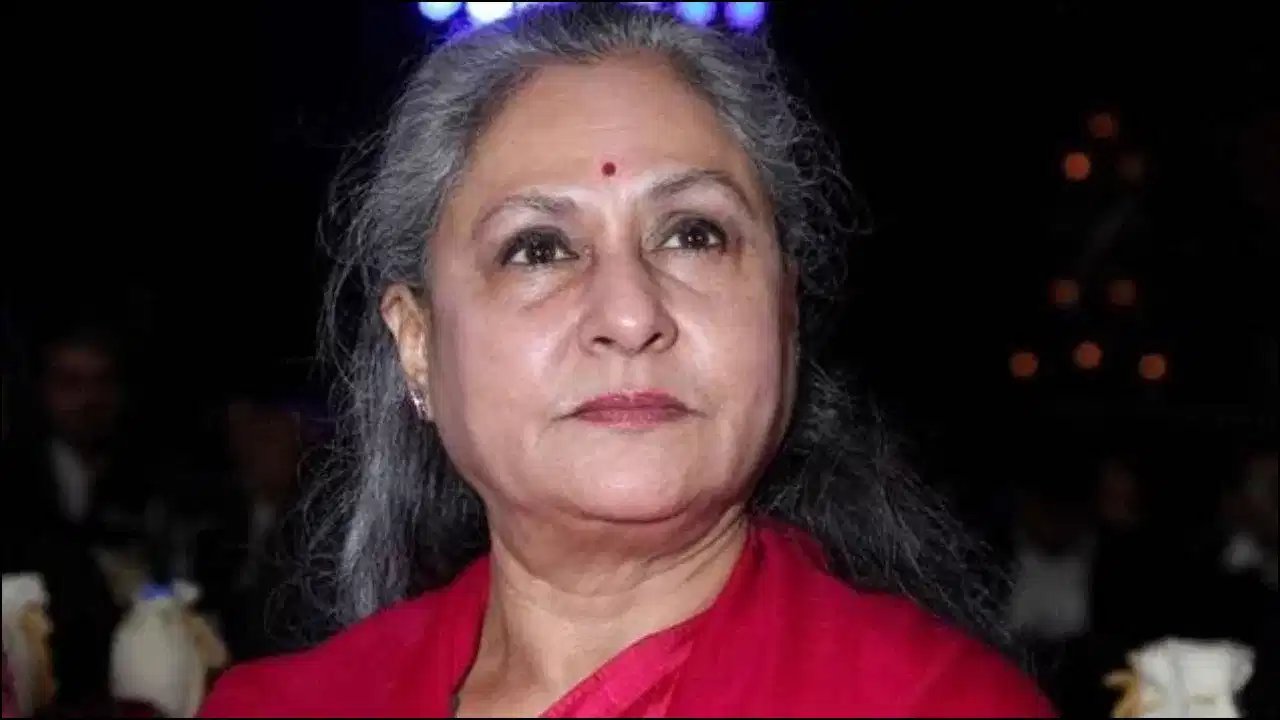 Jaya Bachan: বোৱাৰীক প্ৰহাৰ! লগে লগে সহ-অভিনেতাক গোৰ মাৰিলে জয়াই, পাছত... Jaya Bachan: বোৱাৰীক প্ৰহাৰ! লগে লগে সহ-অভিনেতাক গোৰ মাৰিলে জয়াই, পাছত...