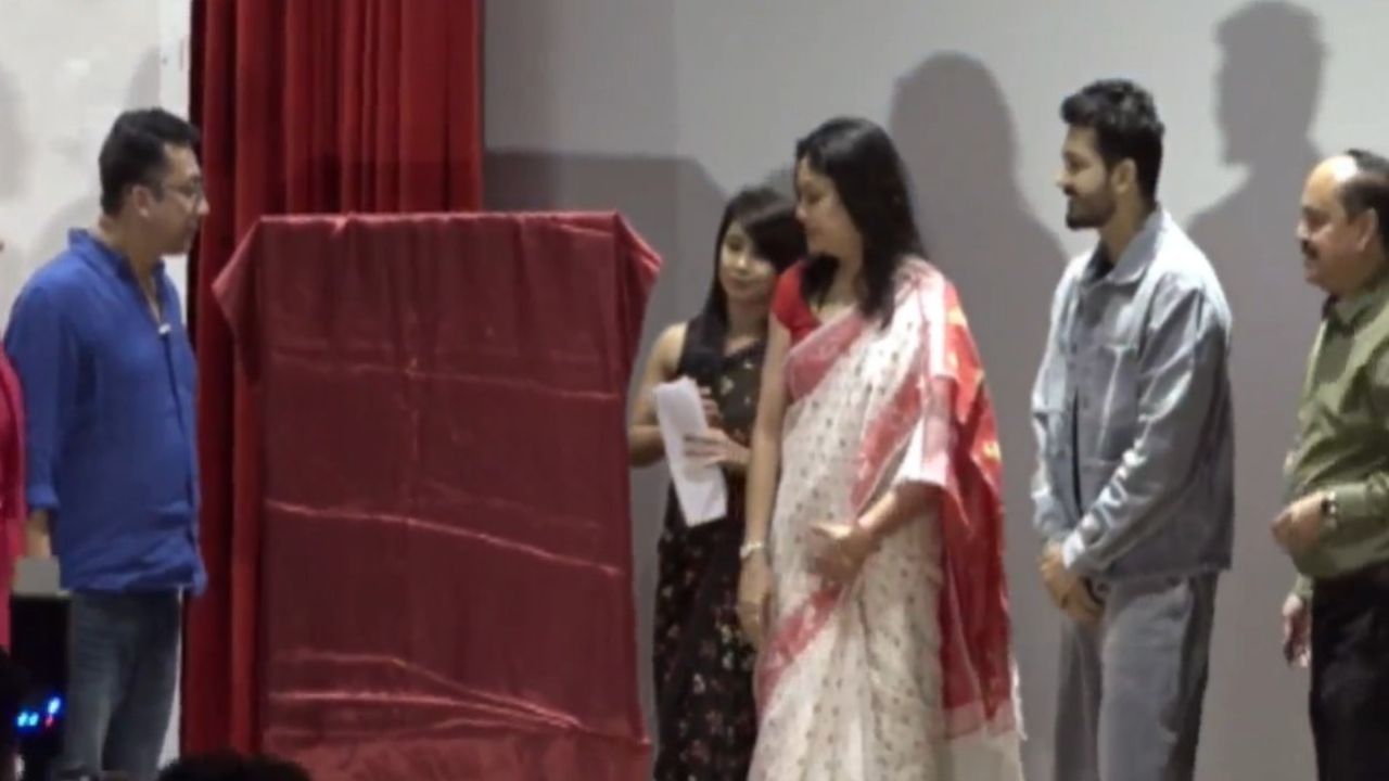 এই ছবিখনত প্ৰাঞ্জল শইকীয়া, তপন দাস, আদিল হুছেইন, যতীন বৰা, উৎপল দাস, প্ৰস্তুতি পৰাশৰ, প্ৰীতি কংগণা, পংকজ মহন্ত,দেৱজীত মজুমদাৰ, শ্ৰেয়া বৰঠাকুৰ আৰু সিদ্ধান্ত কলিতাই অভিনয় কৰিছে। ইয়াৰে কাহিনী ভাস্কৰ হাজৰিকাৰ, চিত্ৰনাট্য প্ৰদীপ দৈমাৰীৰ আৰু শ্বেতা ভেংকটৰ সম্পাদনাই নতুন ৰূপ লাভ কৰিছে।