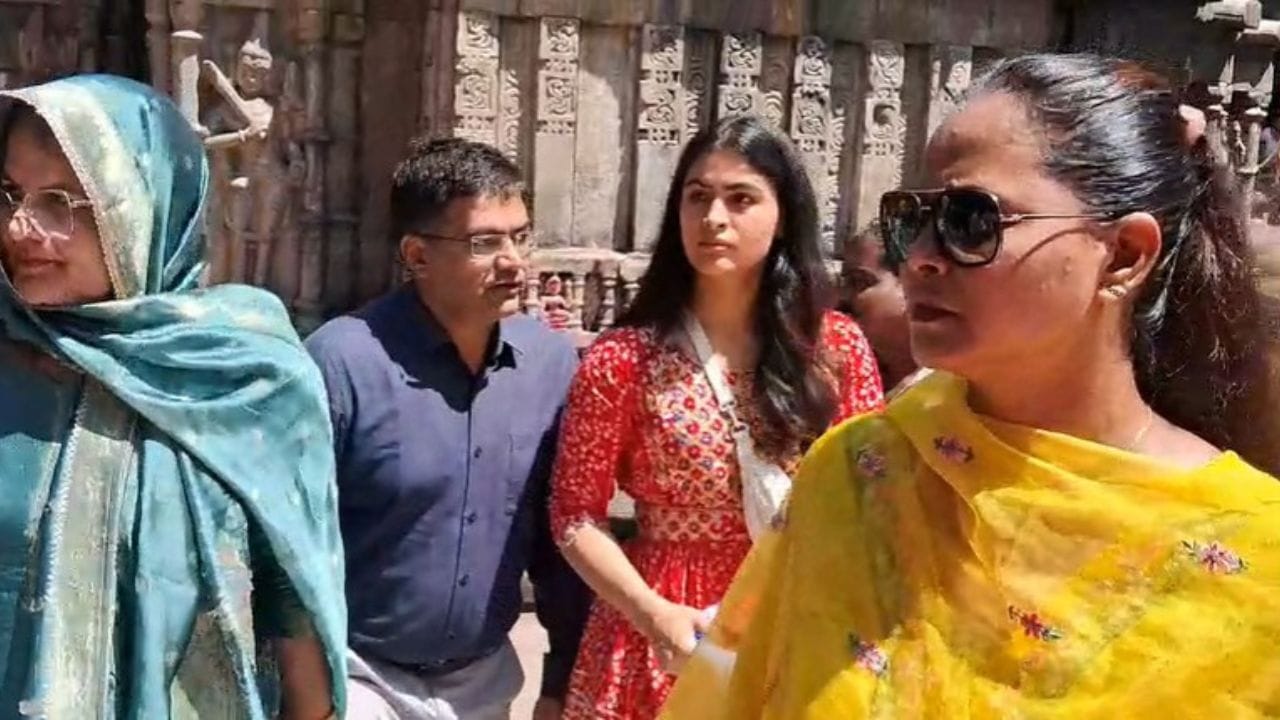 কিয়নো আজি আজি অভিৰুচি ক্ৰীড়া দিৱস। অসমৰ প্ৰথম অৰ্জুন বঁটা বিজয়ী খেলুৱৈ ভোগেশ্বৰ বৰুৱাৰ জন্মদিন উপলক্ষে কলাক্ষেত্ৰত বিশেষ অনুষ্ঠানৰ আয়োজন কৰা হৈছে।