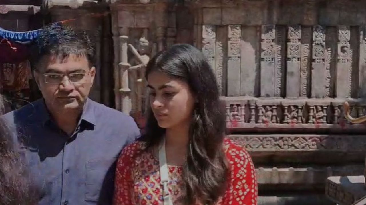 পুৱাই মা কামাখ্যাত উপস্থিত হয় মনু ভাকেৰ। দুটাকৈ অলিম্পিক পদকজয়ী শ্বুটাৰ গৰাকীয়ে মা কামাখ্যাৰ আশিস গ্ৰহণ কৰে।