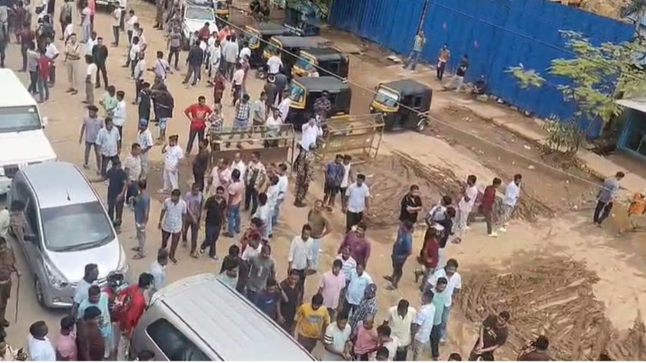 উল্লেখ্য যে, ইয়াৰ পূৰ্বে বহুবাৰ মেঘালয় টেক্সি সন্থাৰ সৈতে সংঘাতত লিপ্ত হ'ব লগা হৈছে। আজি এই প্ৰতিবাদৰ জৰিয়তে অসমৰ টেক্সি চালকসকলে ইয়াৰ স্থায়ী সমাধান বিচাৰিছে। তেওঁলোকে কয়, 'আমি যাব নোৱাৰিলে সিহঁতেও অসমত প্ৰৱেশ কৰিব নোৱাৰিব।'