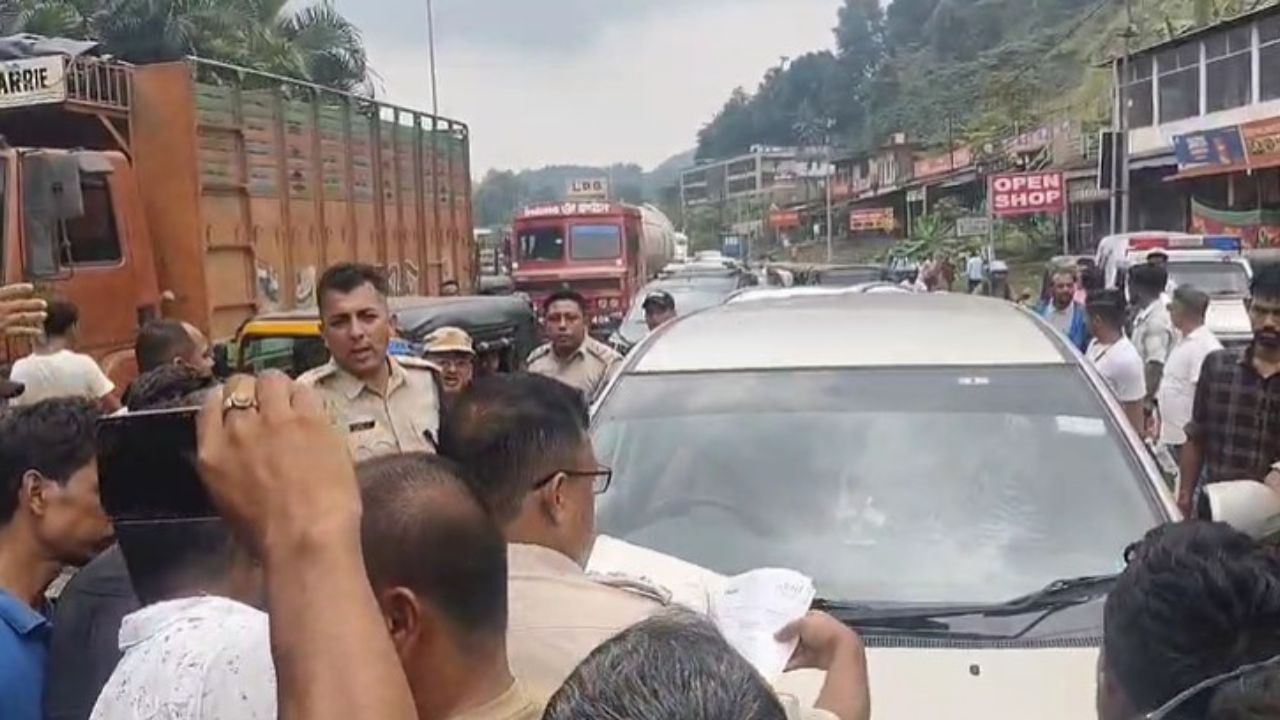 এই ঘটনাস্থলীত আৰক্ষী উপস্থিত হৈ পৰিস্থিতি নিয়ন্ত্ৰণৰ চেষ্টা কৰিছে যদিও সফল হ'ব পৰা নাই। অসম টেক্সি চালকৰ এটাই কথা, মেঘালয়ৰ টেক্সি চালকৰ অতপালি সহ্য কৰা নহ'ব।