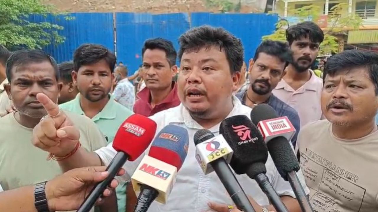 অসম টুৰিষ্ট টেক্সি চালক সন্থাই কয়, 'যেতিয়ালৈকে মেঘালয় চৰকাৰে একো ব্যৱস্থা নলয় তেতিয়ালৈ এই প্ৰতিবাদ চলি যাব। আমাক ৩ বছৰ ধৰি জ্বলা-কলা খোৱাই আহিছে। কেতিয়া কোন চালকে ক'ত মাৰ খাই তাৰ থিক নাই।'