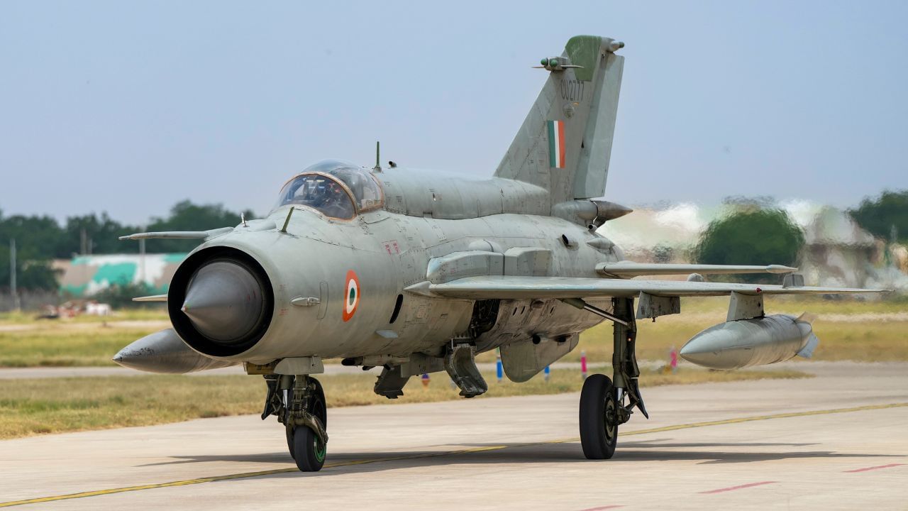এটা যুগৰ অন্ত, অৱসৰ ল’ব ভাৰতৰ ‘ফ্লাইং কফিন’ MiG-21 য়ে, এই যুঁজাৰু বিমানখনৰ অভিলেখ চাওক… এটা যুগৰ অন্ত, অৱসৰ ল’ব ভাৰতৰ ‘ফ্লাইং কফিন’ MiG-21 য়ে, এই যুঁজাৰু বিমানখনৰ অভিলেখ চাওক…