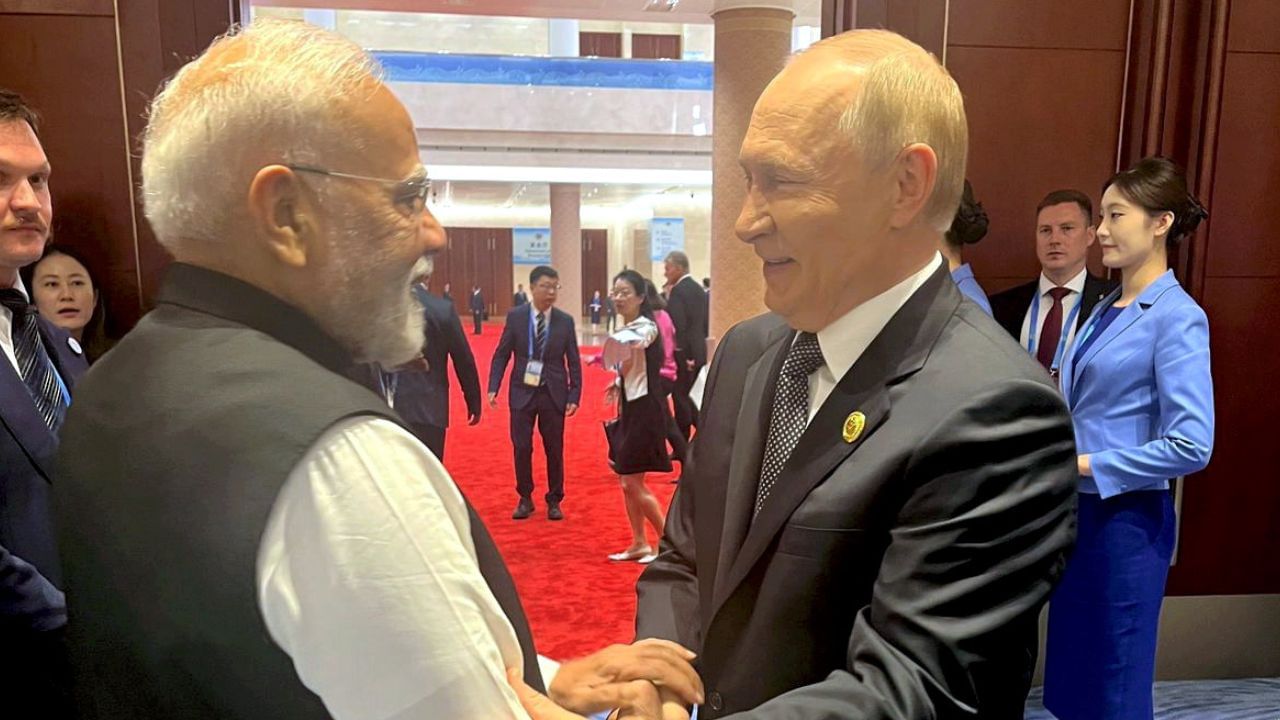কান্ধত কান্ধ মিলাই খোজ দিছে ৰাছিয়া আৰু ভাৰতে… চীনত প্ৰধানমন্ত্ৰী মোদী আৰু পুটিনৰ মাজত দীঘলীয়া বৈঠক কান্ধত কান্ধ মিলাই খোজ দিছে ৰাছিয়া আৰু ভাৰতে… চীনত প্ৰধানমন্ত্ৰী মোদী আৰু পুটিনৰ মাজত দীঘলীয়া বৈঠক