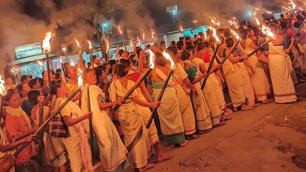 সেয়ে এই আদিম ভূমিপুত্ৰ মৰাণ জনজাতিক অতিশীঘ্ৰে জনজাতিকৰণৰ মৰ্যাদা,ষষ্ঠ অনুসূচীভুক্ত স্বায়ত্ত প্ৰদান কৰা আদি কৰি কেইবাদফীয়া দাবী লৈ তিনিচুকীয়াৰ কাকপথাৰ পৰা জোঁৰ সমদল বাহিৰ কৰা হৈছে বুলি ছাত্ৰ নেতাগৰাকীয়ে সাংবাদিকৰ আগত মন্তব্য প্ৰকাশ কৰে।