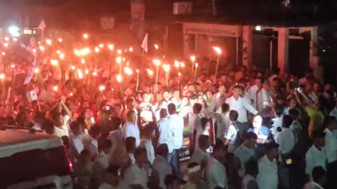 বৃহস্পতিবাৰে অগ্নিশিখাৰে ৰঙা হৈ উঠিল তিনিচুকীয়াৰ ৰাজপথ। জনজাতিকৰণৰ দাবীৰে পুনৰ তিনিচুকীয়াৰ ৰাজপথত নামিছে কেইবাটাও মৰাণ সংগঠন। জিলাখনৰ কাকপথাৰত জোৰ সমদল কাৰ্যসূচী গ্ৰহণ কৰি বিশাল প্ৰতিবাদ গঢ়ি তুলিছে মৰাণ সংগঠনসমূহে।