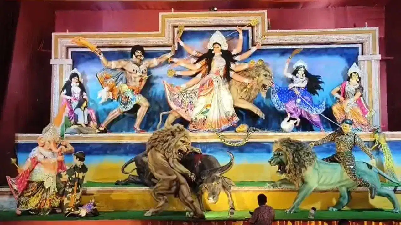 অসুৰৰ বেশত পাকিস্তানী সেনা প্ৰধান, মা সৰস্বতীৰ হাতত তৰোৱাল...এখন বিশেষ পূজা মণ্ডপ