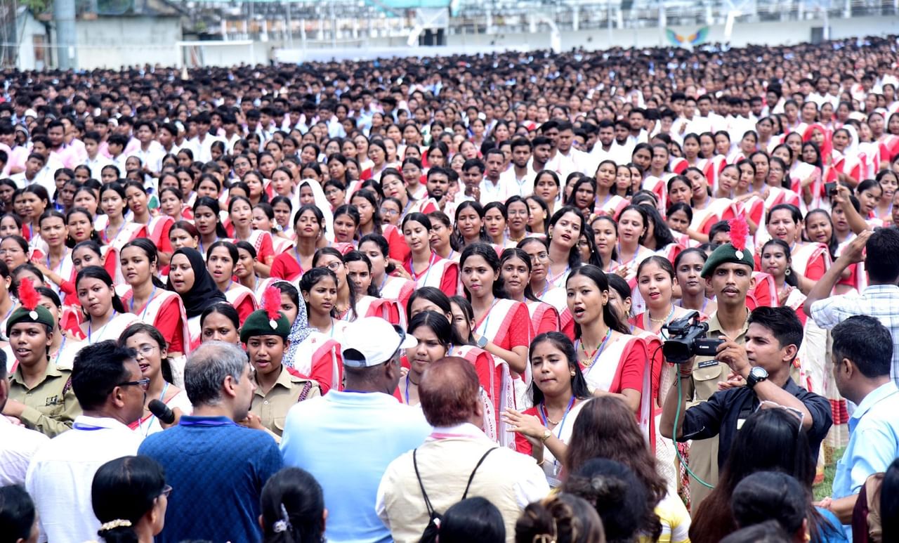 বুধবাৰৰ দিনটো নগাঁওবাসীৰ বাবে হৈ পৰিল ঐতিহাসিক। আজিৰ নগাঁওবাসীয়ে সাক্ষী হৈ ৰ'ল এক বিৰল মুহূৰ্তৰ।