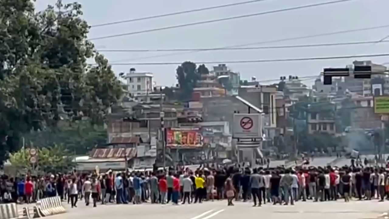নৱ প্ৰজন্মৰ প্ৰতিবাদত জ্বলিছে নেপাল, প্ৰধানমন্ত্ৰীৰ বাসগৃহত অগ্নিসংযোগ ক্ষুব্ধ প্ৰতিবাদকাৰীৰ