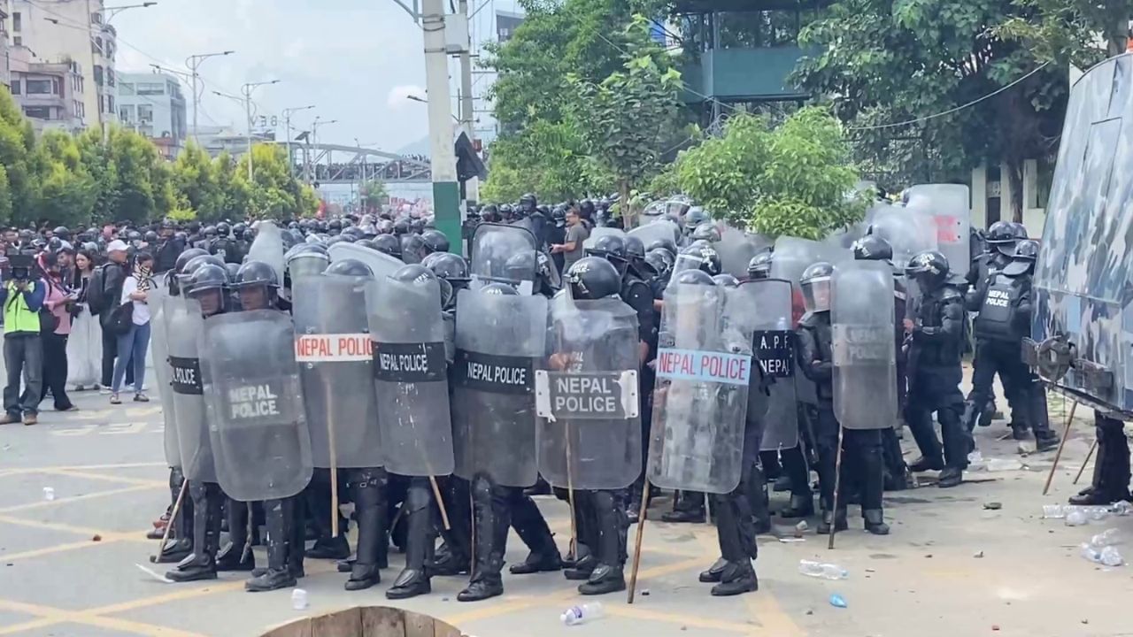 নেপালত ভয়ংকৰ ৰূপ লৈছে প্ৰতিবাদে, এদিনতে ১৯ গৰাকী প্ৰতিবাদকাৰীৰ মৃত্যু নেপালত ভয়ংকৰ ৰূপ লৈছে প্ৰতিবাদে, এদিনতে ১৯ গৰাকী প্ৰতিবাদকাৰীৰ মৃত্যু