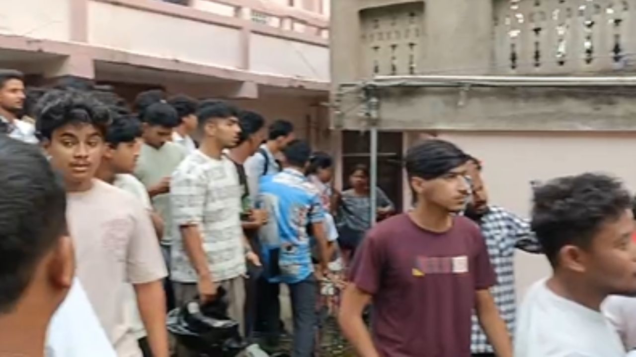 জুবিন গাৰ্গৰ শেষ যাত্ৰাক অপমান! সামাজিক মাধ্যমত যুৱতীৰ বিতৰ্কিত পোষ্ট, গ্ৰেপ্তাৰৰ দাবী জুবিন গাৰ্গৰ শেষ যাত্ৰাক অপমান! সামাজিক মাধ্যমত যুৱতীৰ বিতৰ্কিত পোষ্ট, গ্ৰেপ্তাৰৰ দাবী