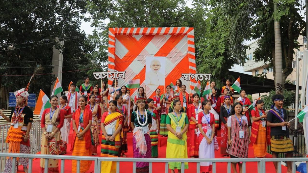 ইয়াৰ পূৰ্বে উত্তৰ-পূবৰ দুই ৰাজ্য মিজোৰাম আৰু মণিপুৰ ভ্ৰমণ কৰে প্ৰধানমন্ত্ৰী নৰেন্দ্ৰ মোদীয়ে। ভৈৰৱী-ছাইৰাং সংযোগী মিজোৰামৰ প্ৰথমটো ৰেলপথ মিজোৰামবাসীৰ বাবে উৎসৰ্গা কৰে প্ৰধানমন্ত্ৰীয়ে। মণিপুৰৰ বিভিন্ন জনগোষ্ঠীক হিংসাৰ পৰা আঁতৰি ৰাজ্যখনত শান্তি পুনৰুদ্ধাৰৰ দিশত কাম কৰিবলৈ আহ্বান জনাই প্ৰধানমন্ত্ৰী মোদীয়ে।