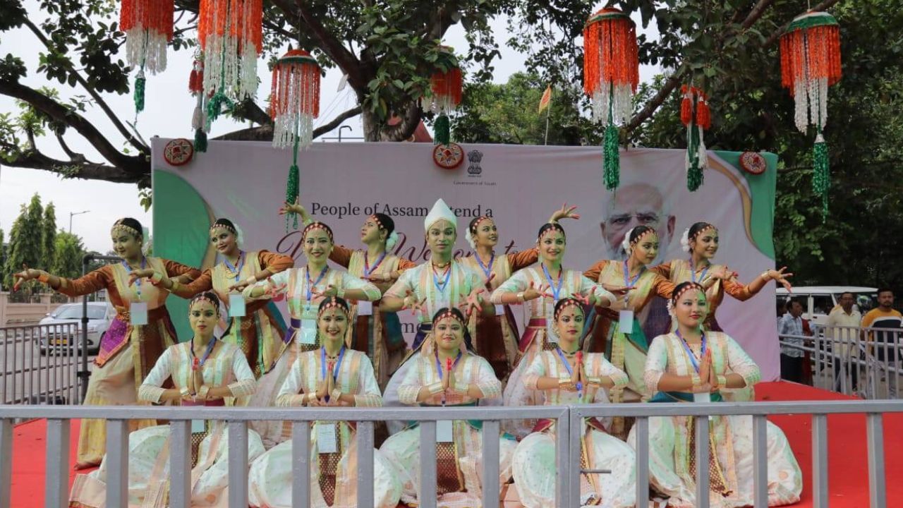 আজি ভাৰত ৰত্ন ভূপেন হাজৰিকাৰ এই জন্ম শতবাৰ্ষিকী অনুষ্ঠানত উপস্থিত থাকি তেওঁৰ প্ৰতি শ্ৰদ্ধা নিবেদন কৰিব প্ৰধানমন্ত্ৰী মোদীয়ে। সুধাকণ্ঠৰ সন্মানাৰ্থে এই অনুষ্ঠানতে প্ৰধানমন্ত্ৰী মোদীয়ে ভূপেন হাজৰিকাৰ স্মৃতিত এক বিশেষ ১০০ টকীয়া মুদ্ৰা উন্মোচন কৰিব।