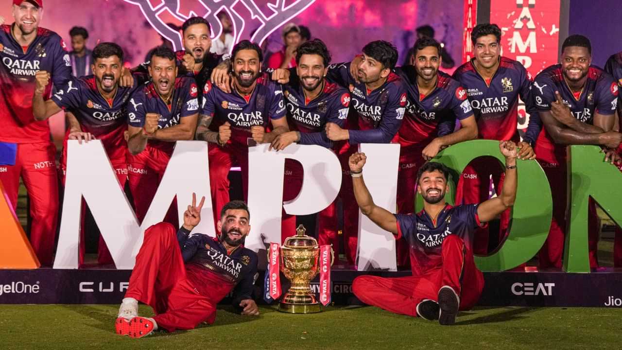 শীঘ্ৰেই RCB ত দেখা যাব এই পৰিৱৰ্তন, অনুৰাগীয়ে কল্পনা নকৰা এক পৰিৱৰ্তন ঘটিবলৈ ওলাইছে দলটোত শীঘ্ৰেই RCB ত দেখা যাব এই পৰিৱৰ্তন, অনুৰাগীয়ে কল্পনা নকৰা এক পৰিৱৰ্তন ঘটিবলৈ ওলাইছে দলটোত