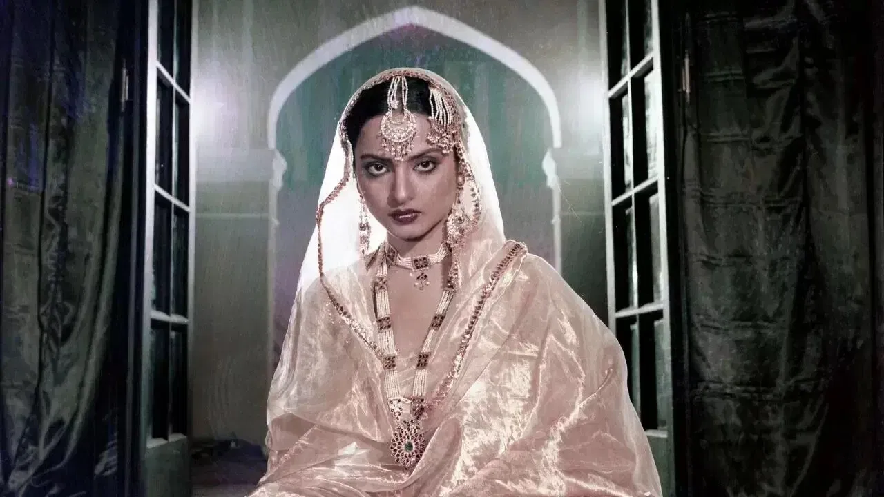 বিবাহৰ দিনাই চেণ্ডেলৰ কোব খাইছিল ৰেখাই, অপমানিত হৈ… বিবাহৰ দিনাই চেণ্ডেলৰ কোব খাইছিল ৰেখাই, অপমানিত হৈ…