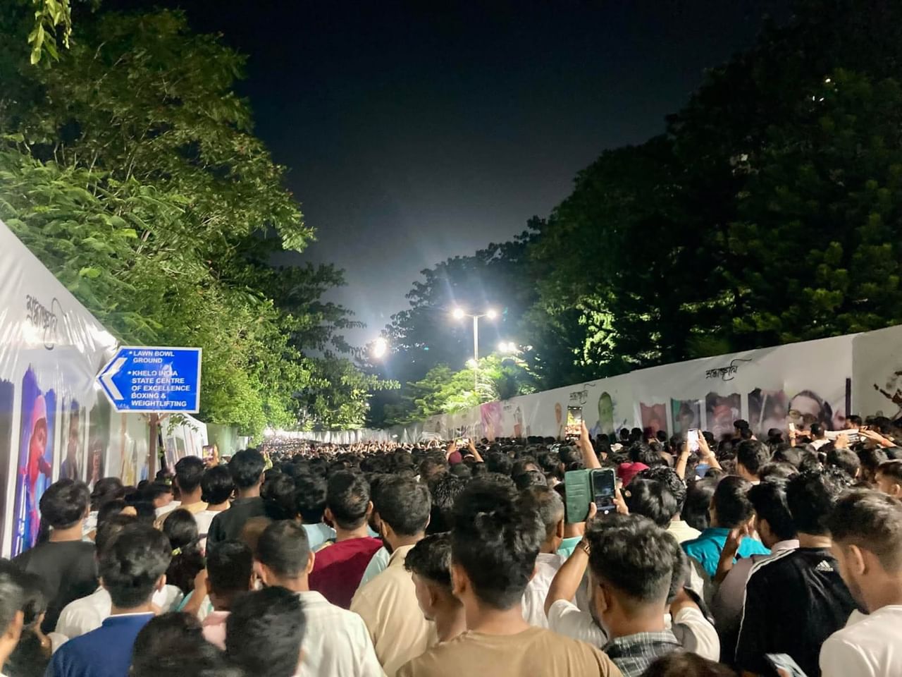 প্ৰিয় শিল্পীগৰাকীক শ্ৰদ্ধা জনোৱাৰ বাবে আজিও সৰুসজাইত ভিৰ কৰে অনুৰাগীয়ে। তাৰোপৰি ৰাজ্যৰ বিভিন্ন স্থানত জুবিন গাৰ্গৰ বাবে ৰাজহুৱা শ্ৰদ্ধাঞ্জলি অনুষ্ঠান আয়োজন কৰিছে গুণমুগ্ধই।