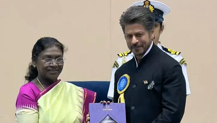 ৩৩ বছৰীয়া অপেক্ষাৰ অন্ত…শ্বাহৰুখ খানে লাভ কৰিলে প্ৰথমটো ৰাষ্ট্ৰীয় বঁটা