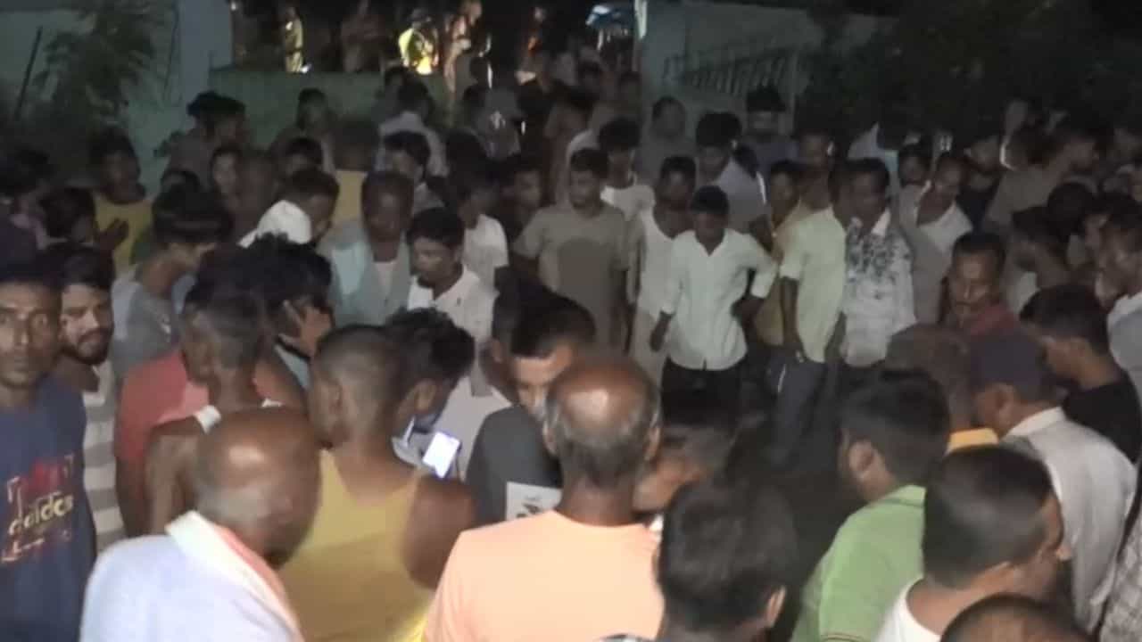 ছিপাঝাৰত চাঞ্চল্যকৰ ঘটনাঃ দুৰ্বৃত্তই প্ৰাণ কাঢ়িলে একেটা পৰিয়ালৰ তিনিজনৰ, কোঠা-চোতালত পৰি ৰ’ল মৃতদেহ ছিপাঝাৰত চাঞ্চল্যকৰ ঘটনাঃ দুৰ্বৃত্তই প্ৰাণ কাঢ়িলে একেটা পৰিয়ালৰ তিনিজনৰ, কোঠা-চোতালত পৰি ৰ’ল মৃতদেহ