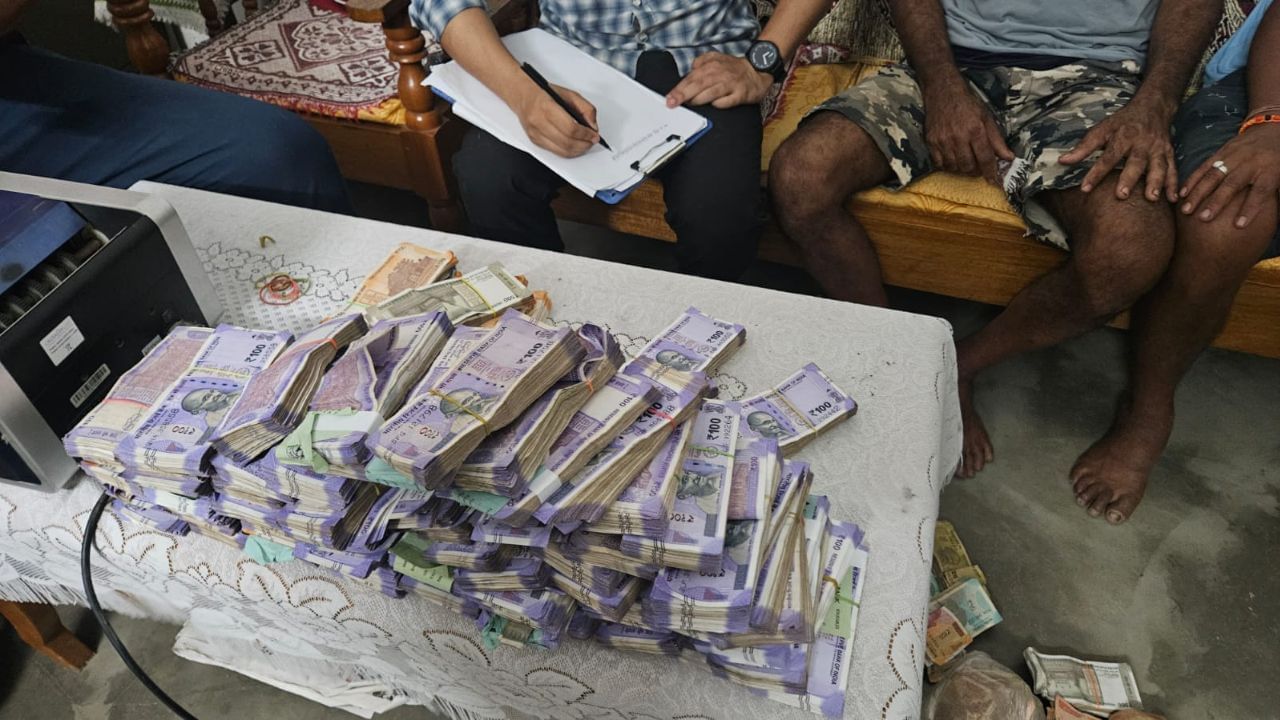 এক আচৰিত ঘটনা। এটা বাকচৰ পৰা উদ্ধাৰ হৈছে লাখে লাখে টকা। হাতেৰে টকা গণি শেষ কৰিব নোৱাৰি অৱশেষত ব্যৱহাৰ কৰিবলগীয়া হৈছে মেচিন । এই দৃশ্য শিমলুগুৰিৰ আৰক্ষী থানাৰ। টকা গণি গণি শেষ কৰি ভাগৰি পৰিছে আৰক্ষী।