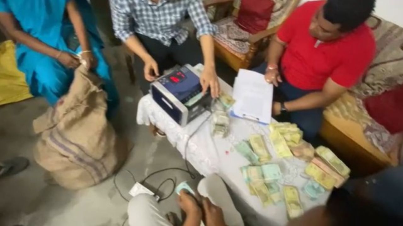 জানিব পৰা মতে শুকুৰবাৰে পুৱা শিমলুগুৰি নগৰৰ বজাৰ তিনিআলিৰ বিকাশ কুমাৰ নামৰ এজন ব্যৱসায়ীৰ ঘৰৰ পৰা নোহোৱা হৈছিল ৪০ লাখ টকা। পৰৰ্ৱতী সময়ত ব্যৱসায়ী বিকাশ কুমাৰে এই বিষয়ে অভিযোগ দাখিল কৰিছিল শিমলুগুৰি আৰক্ষী থানাত।