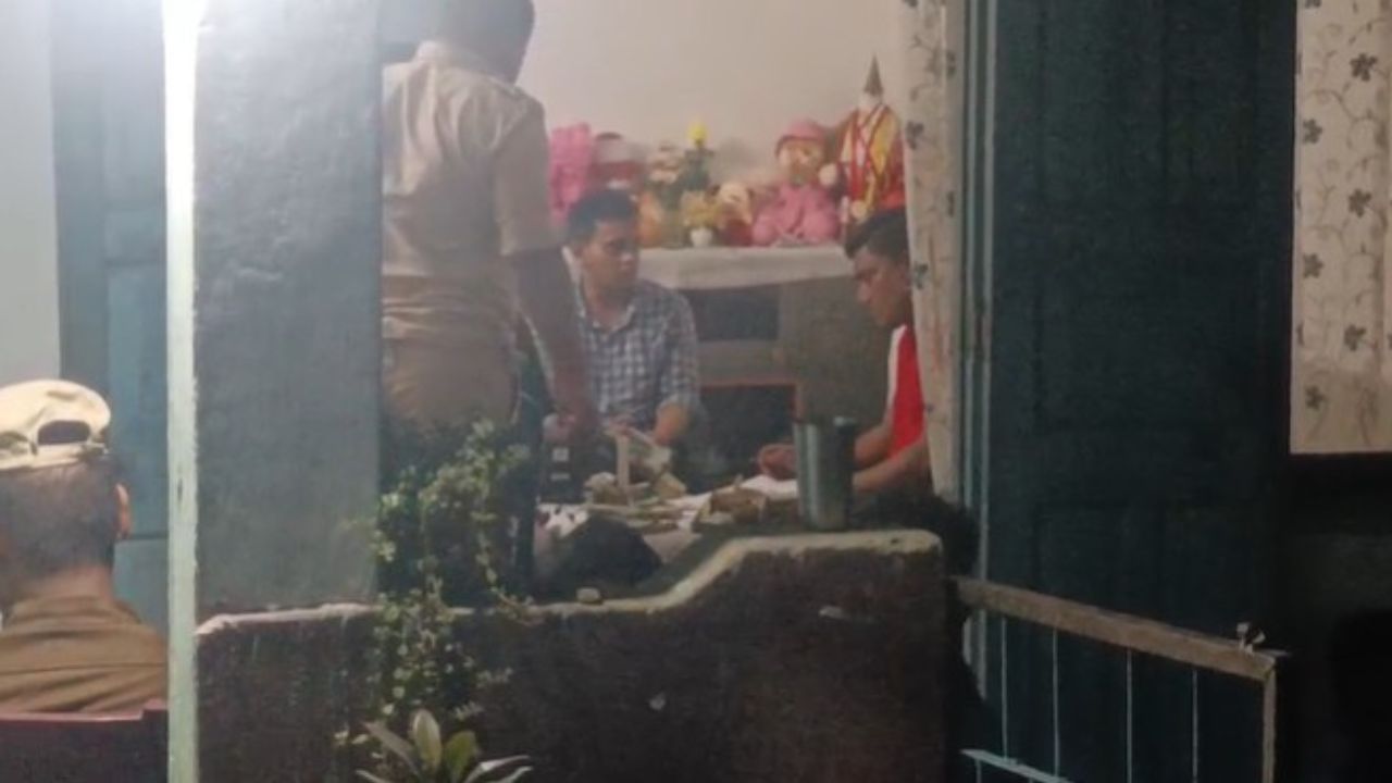 তাৰ পিছতে আৰক্ষীৰ অভিযানত পোহৰলৈ আহিছে এই সমগ্ৰ ঘটনা ৷ আৰক্ষীয়ে গাড়ী চালক শিমলুগুৰিৰ অভয়পুৰীয়াৰ বিতু গগৈক আটক কৰাৰ পিছতেই ৪০ লাখ টকাৰ চুৰি ঘটনা পোহৰলৈ আহে৷ ব্যৱসায়ীজনৰ কৰ্মচাৰী বিক্ৰান্ত য়চৱাল আৰু অচিনাকি ব্যক্তিগৰাকীয়ে ৪০ লাখ টকা চুৰ কৰি তাৰে ১৪ লাখ ৭৩ হাজাৰ টকা চালক বিতু গগৈক দি গৈছিল। বিতু গগৈয়ে সেই টকাখিনি ঘৰৰ ওচৰৰে এখন হাবিত লুকুৱাই ৰাখিছিল ।