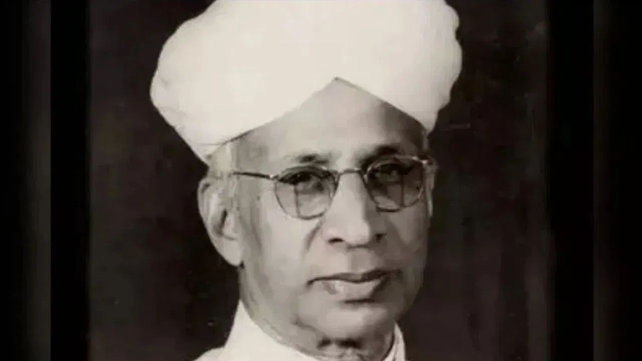 প্ৰাক্তন ৰাষ্ট্ৰপতি, মহান দাৰ্শনিক তথা শিক্ষাবিদ ড° সৰ্বেপল্লী ৰাধাকৃষ্ণণৰ জন্মদিনটোত আজি সমগ্ৰ দেশতে উদযাপন কৰা হৈছে শিক্ষক দিৱস। শিক্ষাদানেৰে সমাজক জ্ঞানৰ পোহৰ দেখুওৱা শিক্ষকসকলৰ প্ৰতি আজি দিনটোত বিশেষভাৱে শ্ৰদ্ধা তথা সন্মান নিবেদিছে সকলো লোকে।