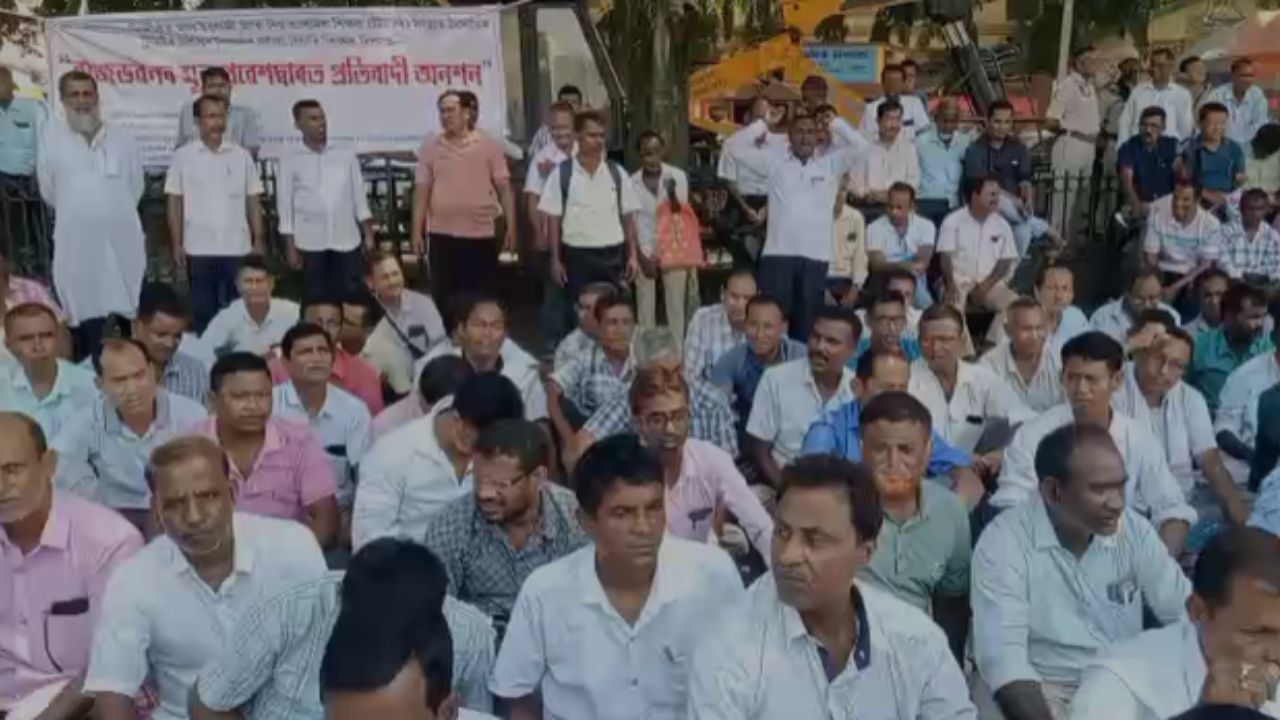 প্ৰাদেশীকৃত মধ্য ইংৰাজী, নিম্ন প্ৰথমিক শিক্ষক (টিউটৰ) সংস্থাই আজি গুৱাহাটী মহানগৰীত গ্ৰহণ কৰে প্ৰতিবাদী কাৰ্যসূচী। গুৱাহাটীৰ লতাশিল খেলপথাৰত আজি কেইবাশতাধিক শিক্ষকে প্ৰতিবাদ সাব্যস্ত কৰি অনশনত বহে।