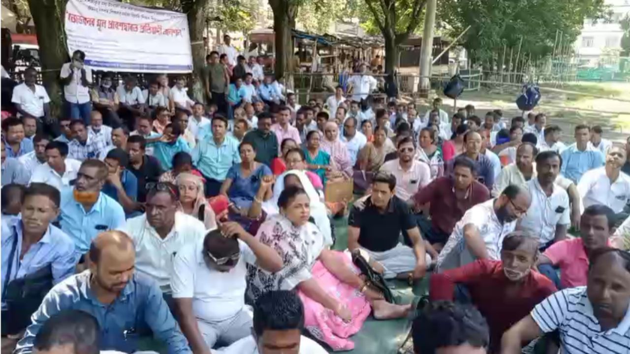 শিক্ষকৰ মৰ্যাদা বিচাৰি এই প্ৰতিবাদী অনশন কাৰ্যসূচী গ্ৰহণ কৰে টিউটৰসকলে। ক’লা বেজ পৰিধান কৰি প্ৰতিবাদ সাব্যস্ত কৰা টিউটৰসকলে লতাশিল খেলপথাৰৰ পৰা ৰাজ্য চৰকাৰৰ ওচৰত কেইবাটাও দাবী উত্থাপন কৰে।